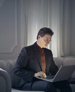 Mand arbejder på computer i jakkesæt